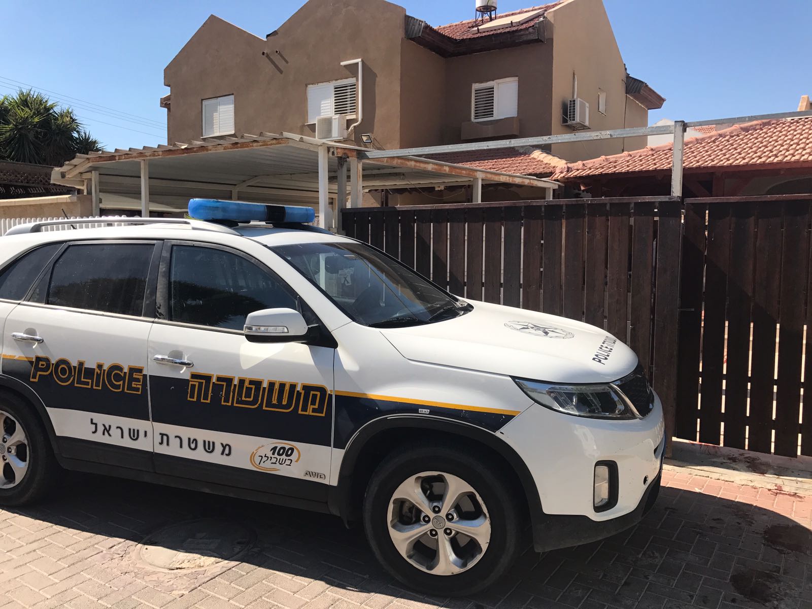 זירת הדקירה באופקים (צילום: דוברות המשטרה)